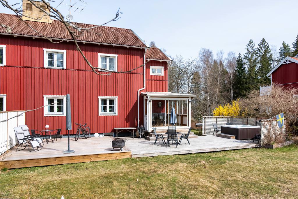 Försäkringsärende: Överkörd mur i trädgård som renoverats. Strängnäs, Sörmland