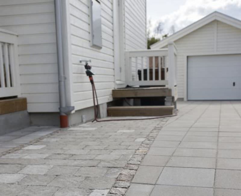 Stenbelagd infart till radhusslinga, Åkers Styckebruk Sörmland